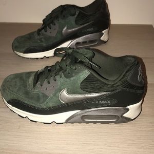 Nike Women’s Air Max 90 Carbon Green Size 10
